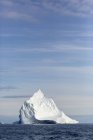 Величественное образование айсбергов на солнечно-голубом атлантическом океане — стоковое фото
