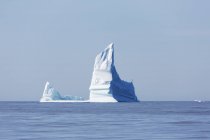 Maestose formazioni di iceberg sopra soleggiato tranquillo Oceano Atlantico Groenlandia — Foto stock