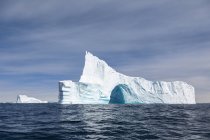 Majestätischer Eisbergbogen auf dem sonnigen blauen Atlantik Grönland — Stockfoto