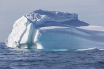Величественный айсберг над солнечно-голубым Атлантическим океаном — стоковое фото