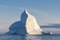 Majestuosa formación de iceberg en el soleado y tranquilo Océano Atlántico Groenlandia - foto de stock