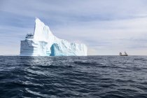 Majestätischer Eisbergbogen über dem sonnigen, ruhigen, blauen Atlantik Grönland — Stockfoto