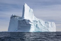 Maestoso iceberg torreggiante sul sole blu Oceano Atlantico Groenlandia — Foto stock