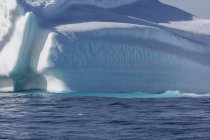 Majestuoso iceberg sobre el soleado azul del Océano Atlántico Groenlandia - foto de stock
