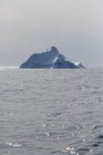 Iceberg sobre el soleado Océano Atlántico Groenlandia - foto de stock