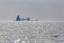 Eisberge über dem sonnigen Atlantik Grönland — Stockfoto