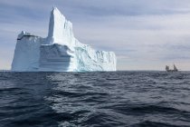 Величне утворення айсберга на сонячному блакитному Атлантичному океані Гренландія — стокове фото