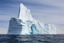 Majestätische Eisbergformation auf dem sonnigen blauen Atlantik Grönland — Stockfoto