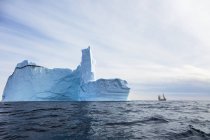 Majestosa formação de iceberg sobre azul ensolarado Oceano Atlântico Groenlândia — Fotografia de Stock