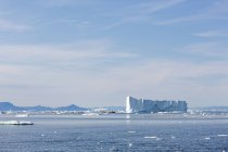 Melting polar ice over sunny blue Atlantic Ocean Greenland — Stock Photo
