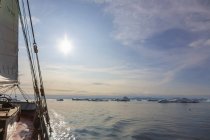 Ship sailing toward melting ice on sunny tranquil Atlantic Ocean Greenland — Stock Photo