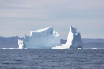 Iceberg majestoso no azul ensolarado Oceano Atlântico Groenlândia — Fotografia de Stock