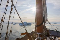 Ship sailing toward icebergs on sunny tranquil Atlantic Ocean Greenland — Stock Photo