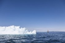 Танення полярного льоду на сонячному блакитному Атлантичному океані Гренландія — стокове фото