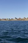 Häuser an sonniger, abgelegener Meeresküste Disko Bay Westgrönland — Stockfoto