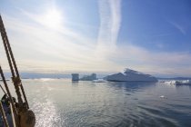 Icebergs derretendo no ensolarado Oceano Atlântico Groenlândia — Fotografia de Stock