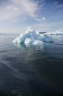 Gelo polar derretendo no ensolarado Oceano Atlântico Groenlândia — Fotografia de Stock