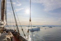 Navio navegando entre gelo polar derretendo no ensolarado Oceano Atlântico Groenlândia — Fotografia de Stock