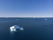 Hielo polar derritiéndose en el soleado vasto océano Atlántico azul Groenlandia - foto de stock