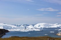 Majestosos icebergs glaciais no ensolarado remoto Oceano Atlântico Groenlândia — Fotografia de Stock