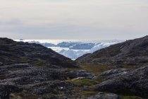 Paisaje rocoso con vistas a los icebergs Disko Bay West Groenlandia - foto de stock