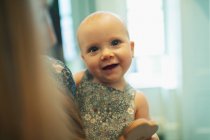 Fechar retrato bonito bebê menina — Fotografia de Stock