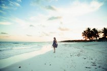 Unbekümmerte Frau im Sonnenkleid am Strand des tropischen Ozeans Mexiko — Stockfoto