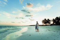 Family relaxing on tranquil tropical ocean beach Mexico — Stock Photo