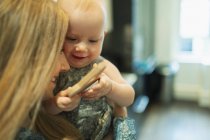 Madre que tiene una niña linda con juguete - foto de stock