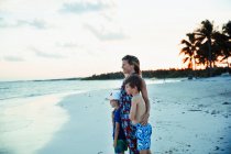 Glückliche Familie entspannt am Strand des tropischen Ozeans Mexiko — Stockfoto
