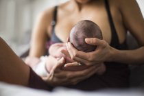 Мать кормит грудью новорожденного сына — стоковое фото