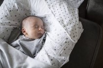 Müder neugeborener Junge schläft im Bett — Stockfoto