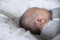 Закрой невинного новорожденного мальчика спящего — стоковое фото