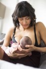 Madre che allatta figlio neonato — Foto stock