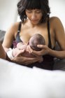 Mutter stillt neugeborenen Sohn — Stockfoto