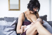 Madre che allatta figlio neonato — Foto stock