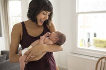 Щаслива мати тримає новонародженого сина — стокове фото