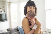Porträt schöne Mutter mit neugeborenem Sohn — Stockfoto