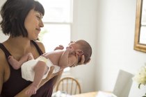 Mutter wiegt neugeborenen Sohn in Windel — Stockfoto