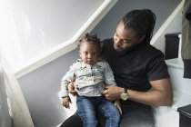Ritratto padre holding bambino figlio su scale — Foto stock