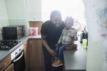 Ritratto felice padre e bambino figlio in cucina appartamento — Foto stock