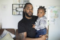 Retrato pai confiante segurando filho criança — Fotografia de Stock