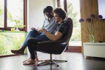 Молода пара використовує цифровий планшет в домашньому офісі — стокове фото