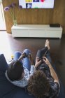 Молодая пара, играющая в видеоигры в гостиной — стоковое фото