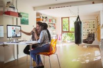 Молодые творческие предприниматели работают за компьютером в домашнем офисе — стоковое фото