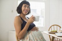 Retrato feliz grávida mulher beber chá — Fotografia de Stock