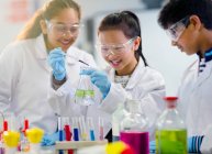 Estudantes que realizam experiências científicas em sala de aula de laboratório — Fotografia de Stock