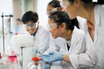 Estudantes curiosos observando a reação química, conduzindo experimentos científicos em sala de aula de laboratório — Fotografia de Stock