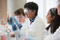 Estudantes que realizam experiências científicas em sala de aula de laboratório — Fotografia de Stock
