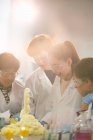 Studenti sorpresi che conducono esperimenti scientifici in schiuma esplosiva in laboratorio in classe — Foto stock